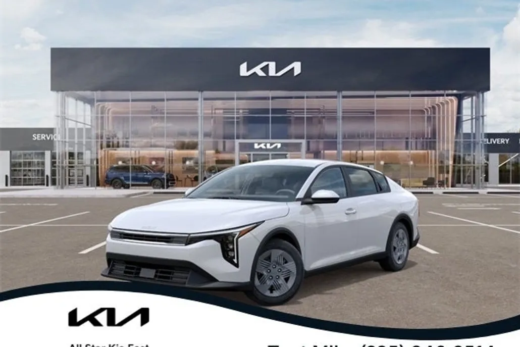 2025 Kia K4 LXS photo 1