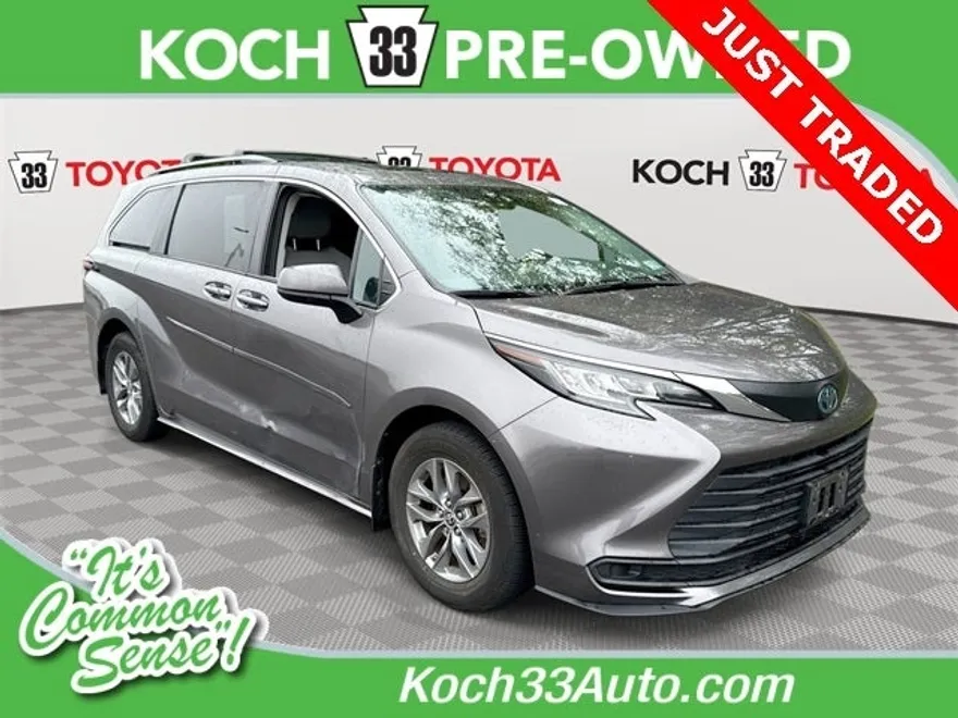 2022 Toyota Sienna LE photo 1