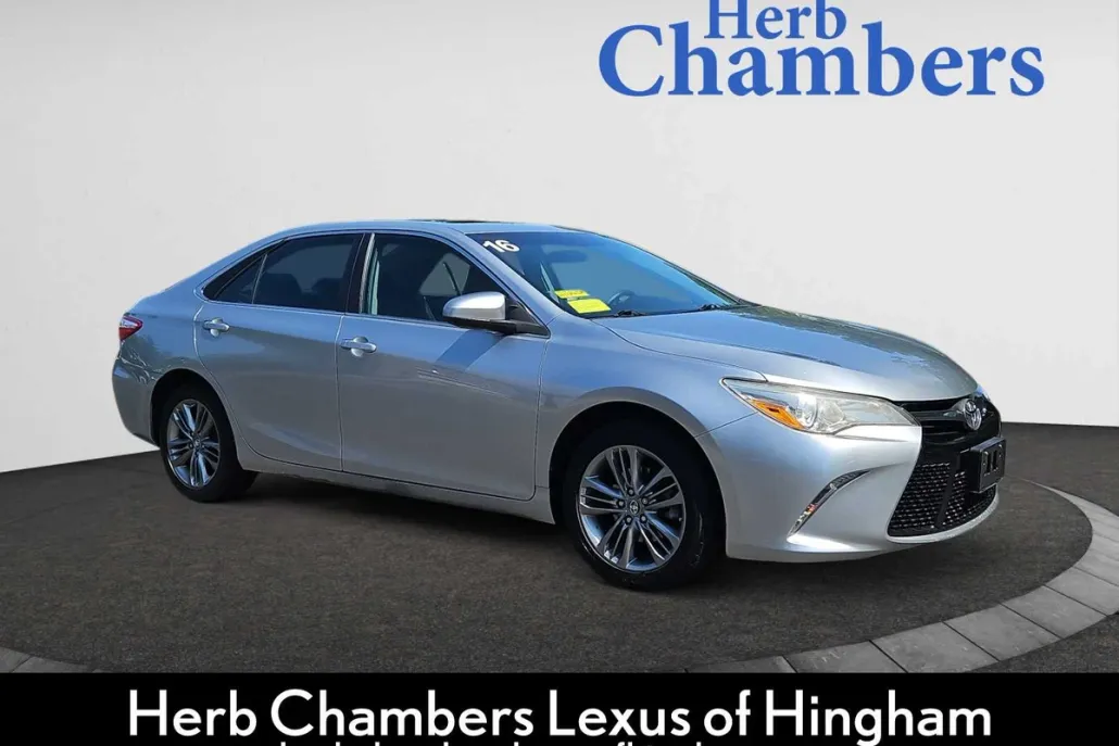 2016 Toyota Camry SE photo 1