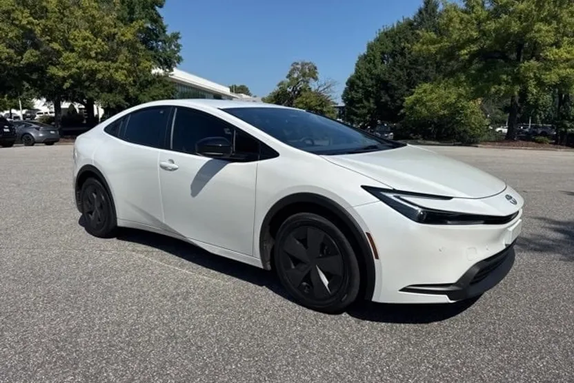 2025 Toyota Prius LE photo 1