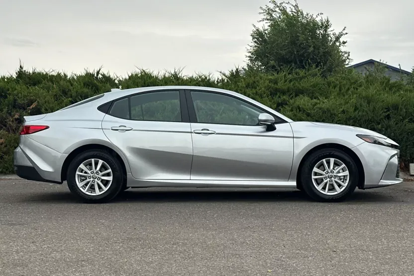 2025 Toyota Camry LE photo 1