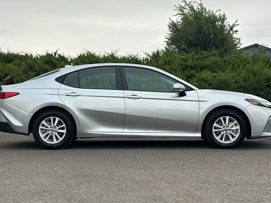 2025 Toyota Camry LE photo 1