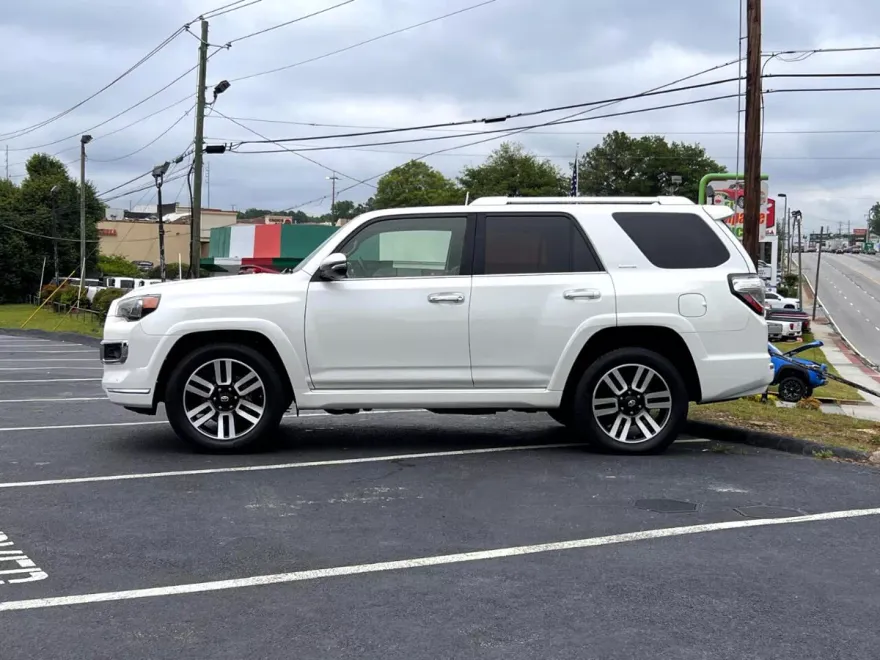 2019 Toyota 4Runner SR5 photo 3