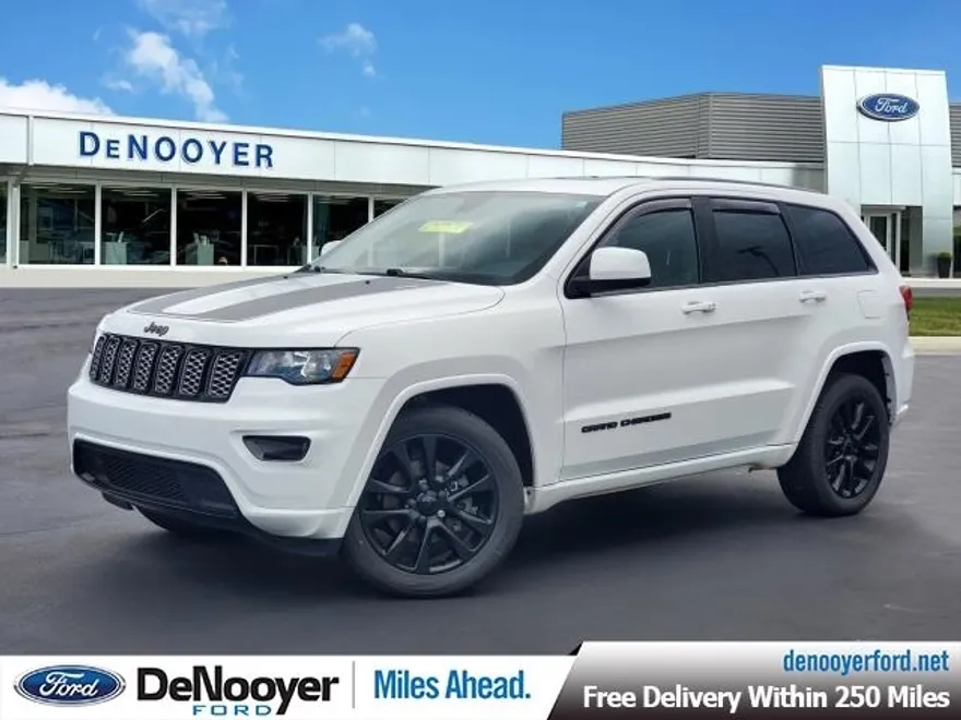2017 Jeep Grand Cherokee Altitude photo 1