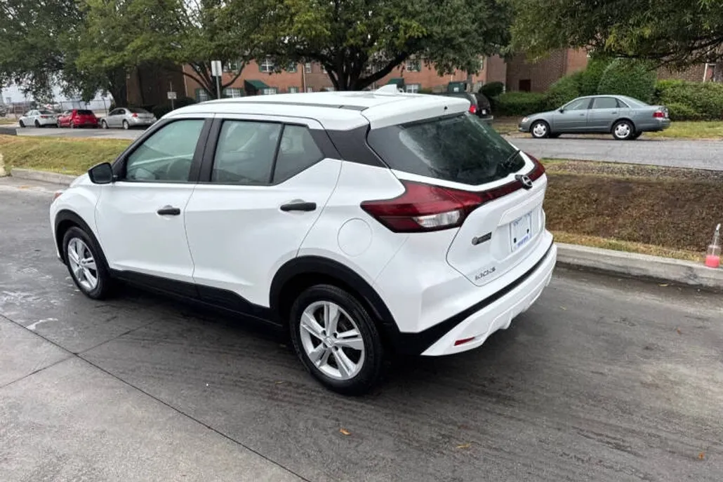2023 Nissan Kicks S photo 1