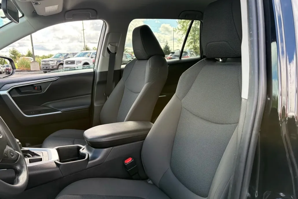 2022 Toyota RAV4 LE photo 1
