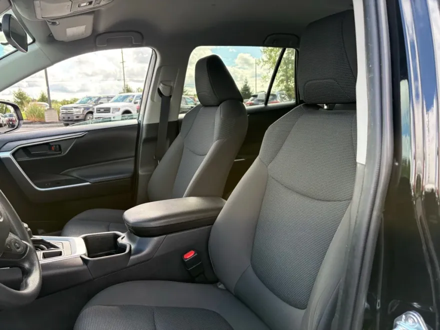 2022 Toyota RAV4 LE photo 1