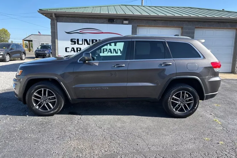 2019 Jeep Grand Cherokee Laredo photo 1
