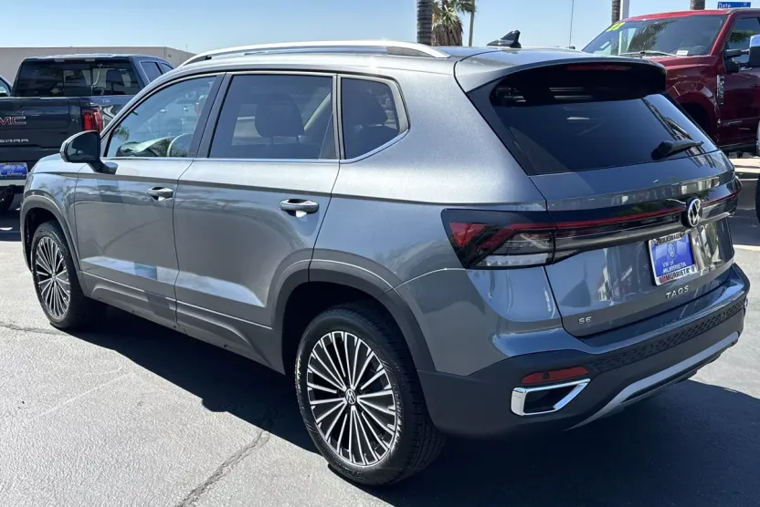 2025 Volkswagen Taos SE photo 1