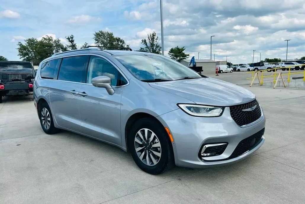 2021 Chrysler Pacifica Hybrid Touring L photo 1