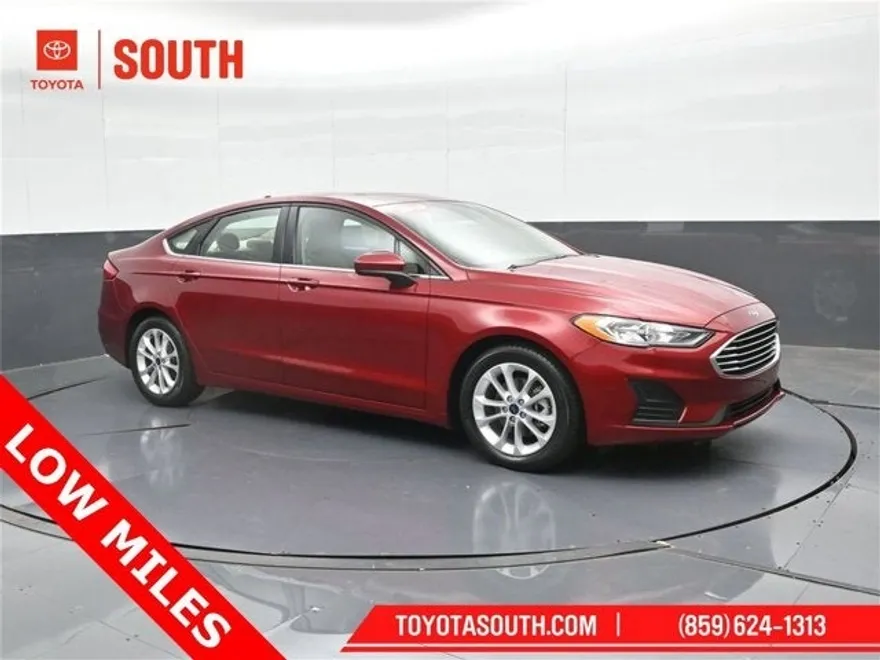2019 Ford Fusion SE photo 1