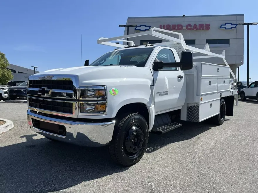 2023 Chevrolet Silverado 5500HD Work Truck photo 1