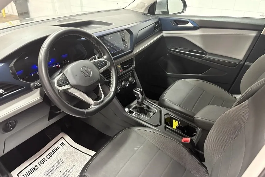 2024 Volkswagen Taos SE photo 1