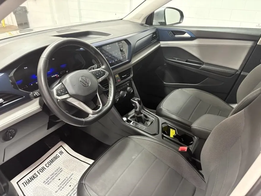 2024 Volkswagen Taos SE photo 1