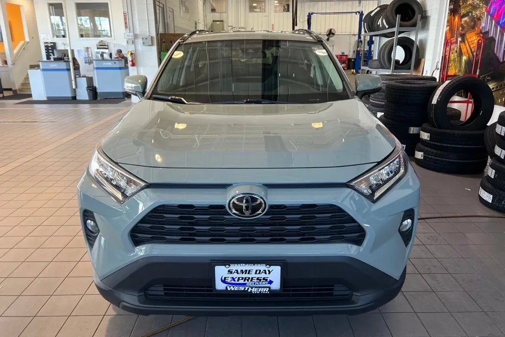 2021 Toyota RAV4 XLE photo 1