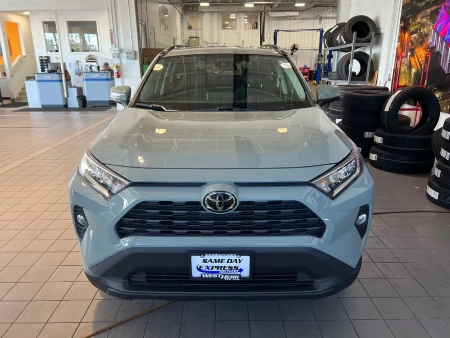 2021 Toyota RAV4 XLE photo 1