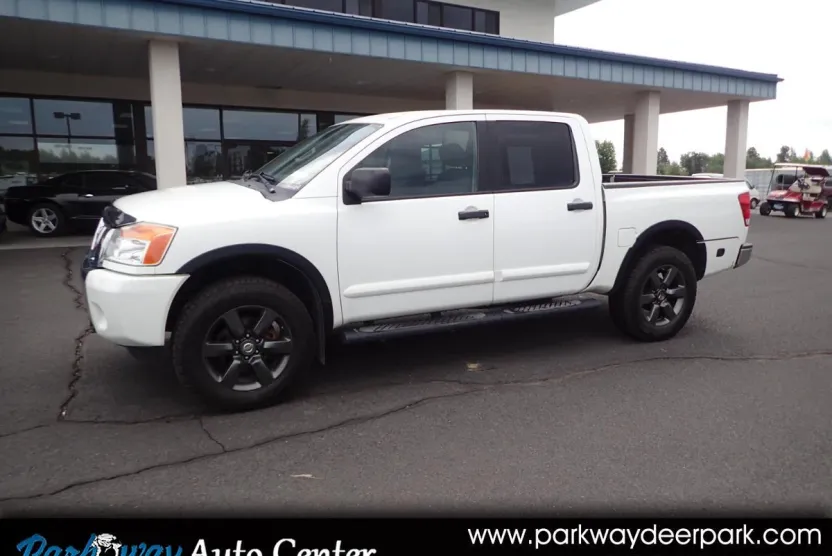 2015 Nissan Titan SV Crew Cab photo 1