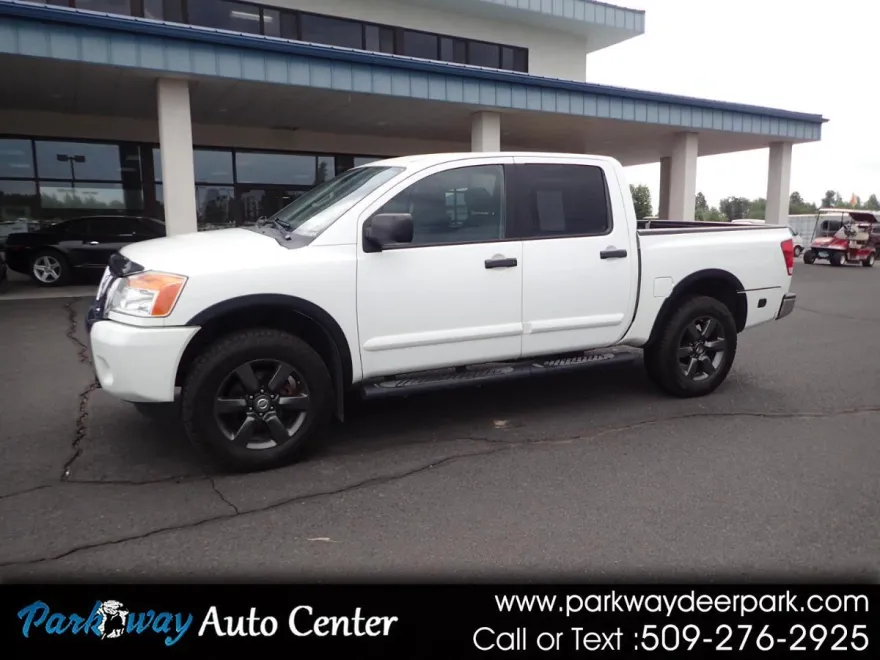 2015 Nissan Titan SV Crew Cab photo 1