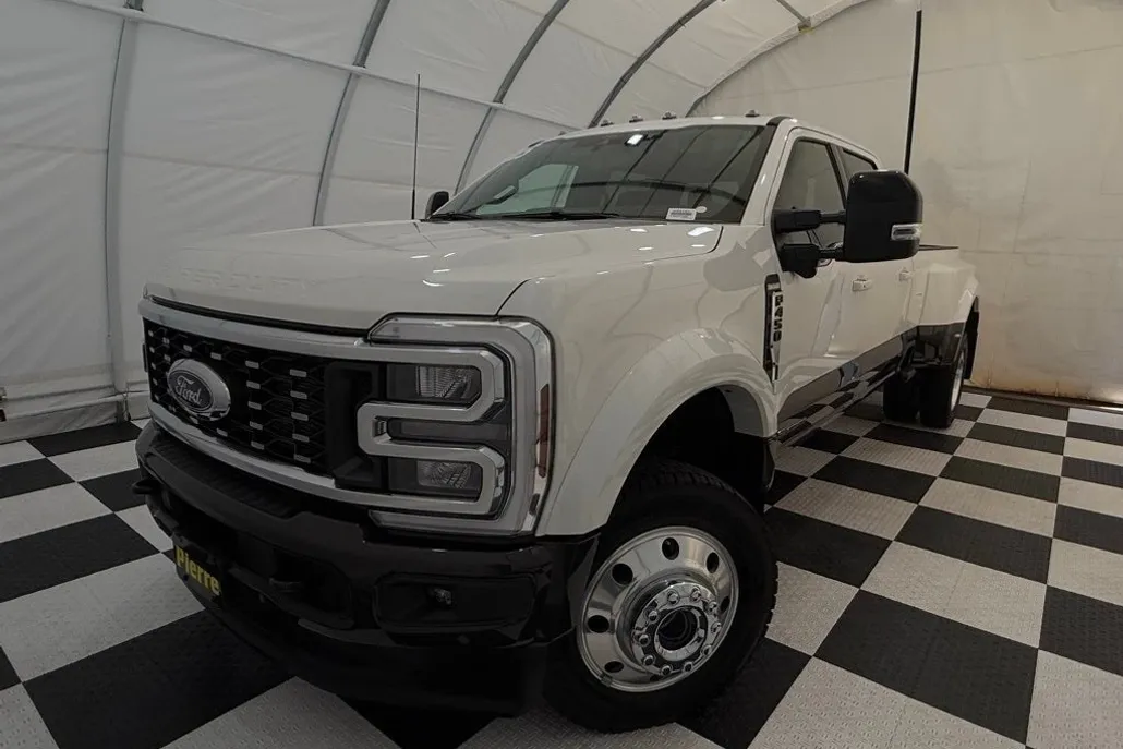 2025 Ford F-450 photo 1