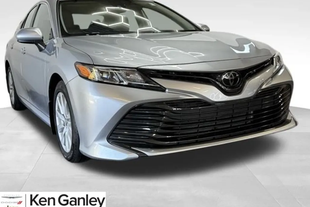 2020 Toyota Camry LE photo 1