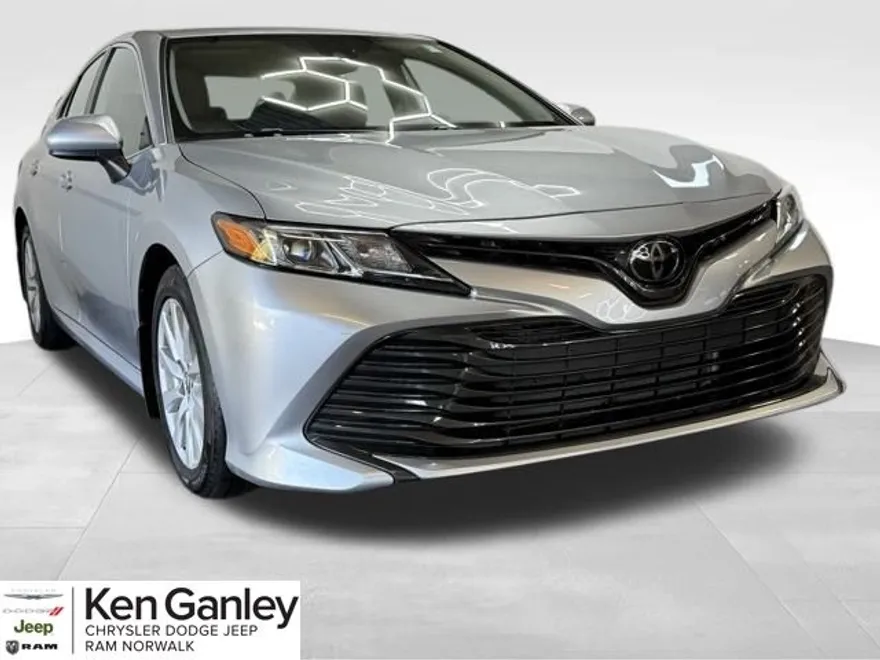 2020 Toyota Camry LE photo 1