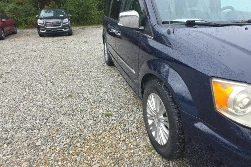 2014 Chrysler Town & Country Limited photo 1