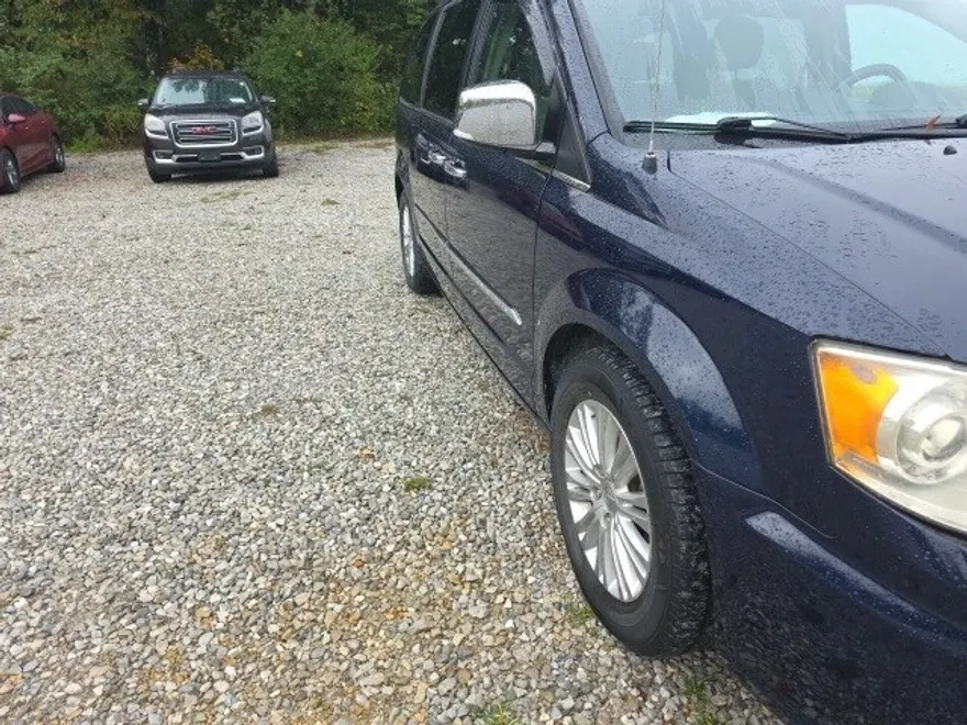 2014 Chrysler Town & Country Limited photo 1