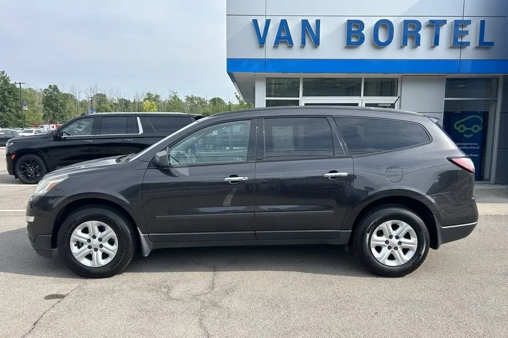 2016 Chevrolet Traverse LS photo 1