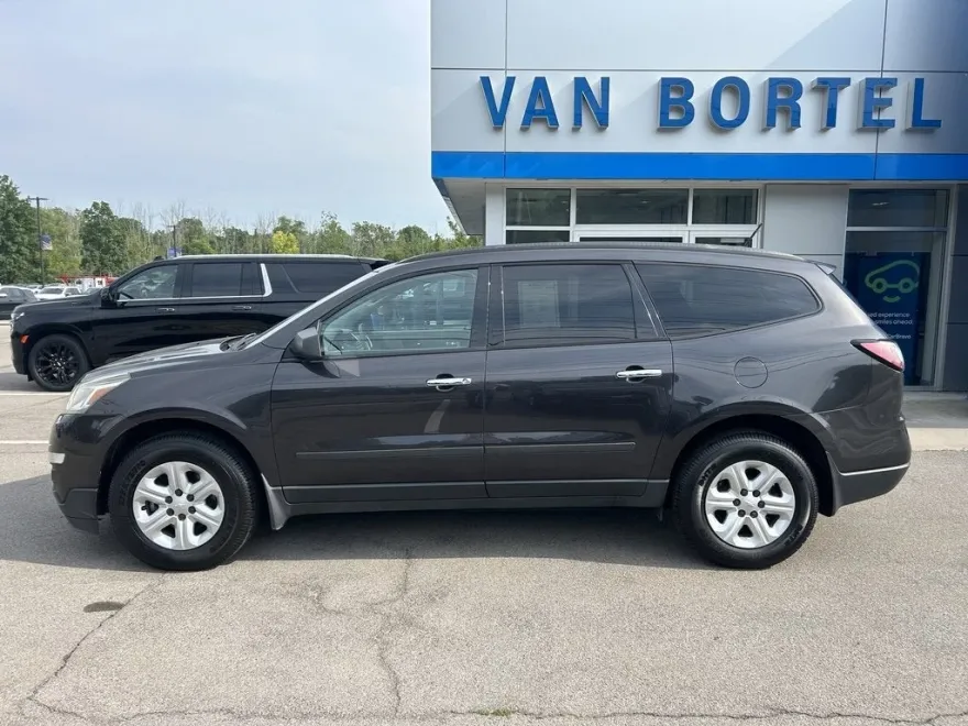 2016 Chevrolet Traverse LS photo 1
