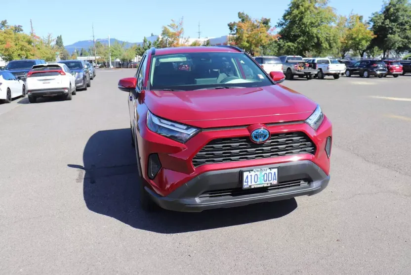 2024 Toyota RAV4 Hybrid XLE photo 1