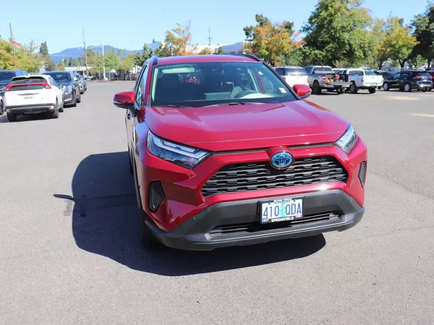 2024 Toyota RAV4 Hybrid XLE photo 1