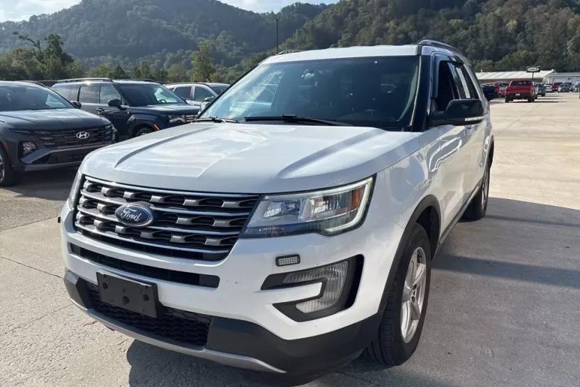 2017 Ford Explorer XLT photo 1
