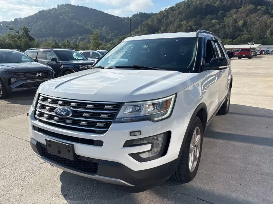 2017 Ford Explorer XLT photo 1