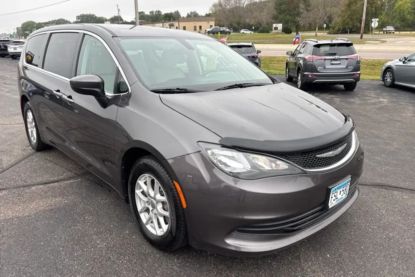 2017 Chrysler Pacifica Touring photo 1