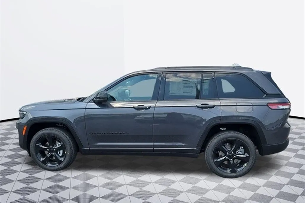 2025 Jeep Grand Cherokee Laredo photo 1