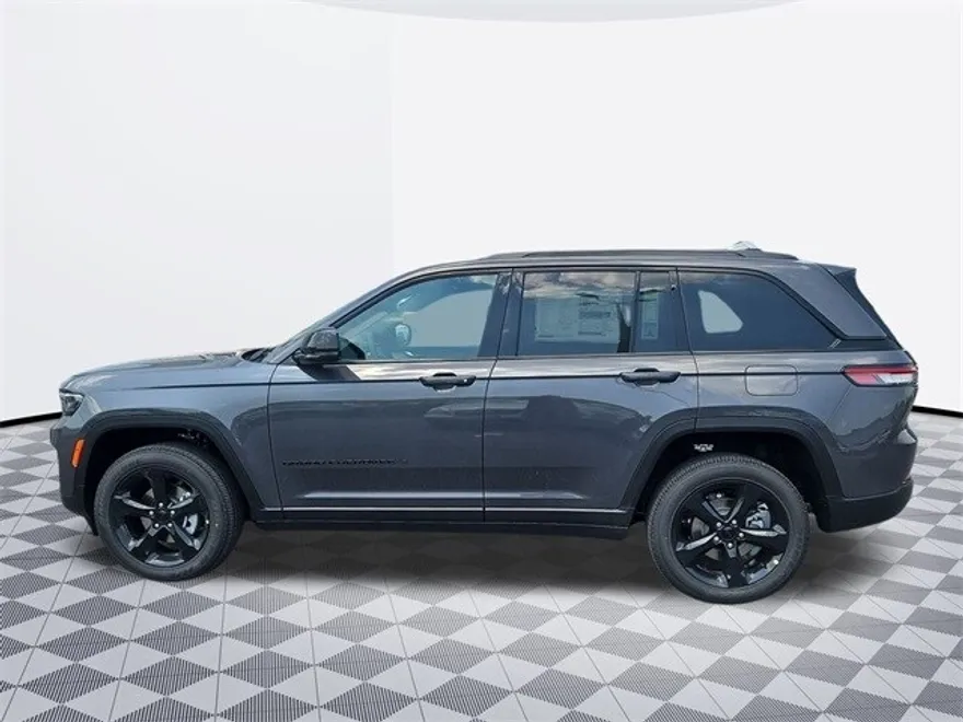 2025 Jeep Grand Cherokee Laredo photo 1