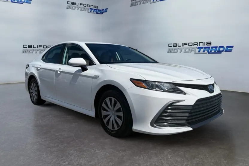 2021 Toyota Camry Hybrid LE photo 1