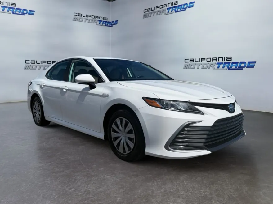 2021 Toyota Camry Hybrid LE photo 1