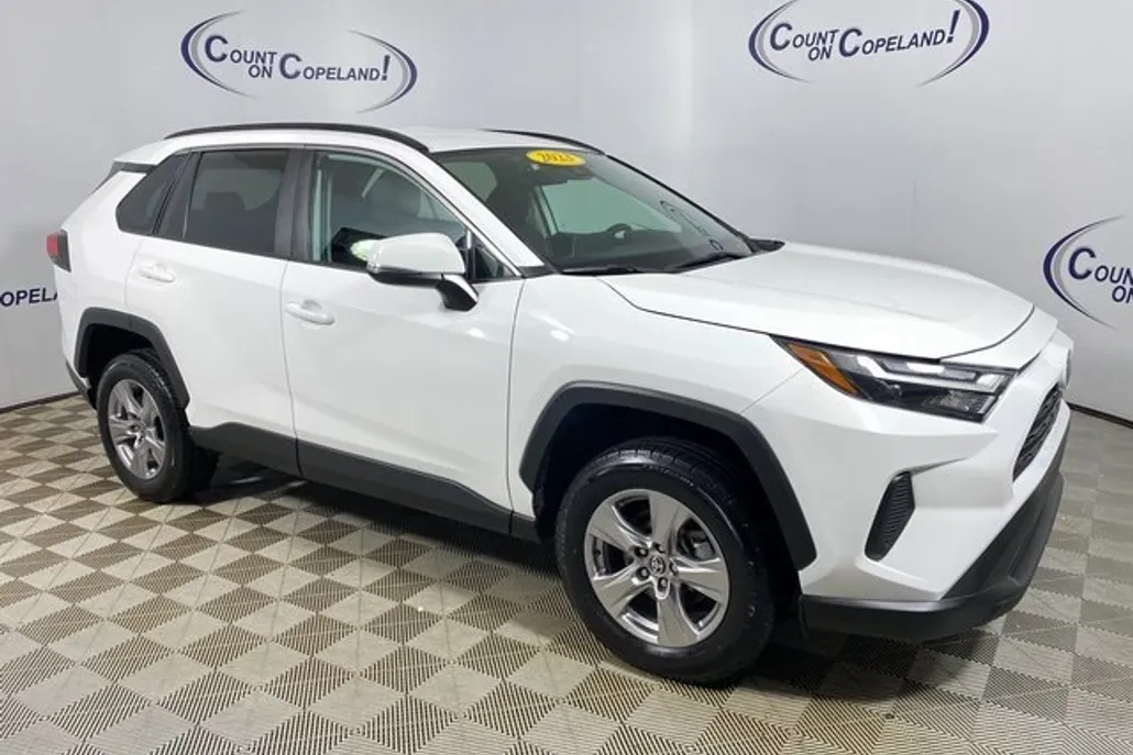 2023 Toyota RAV4 XLE photo 1