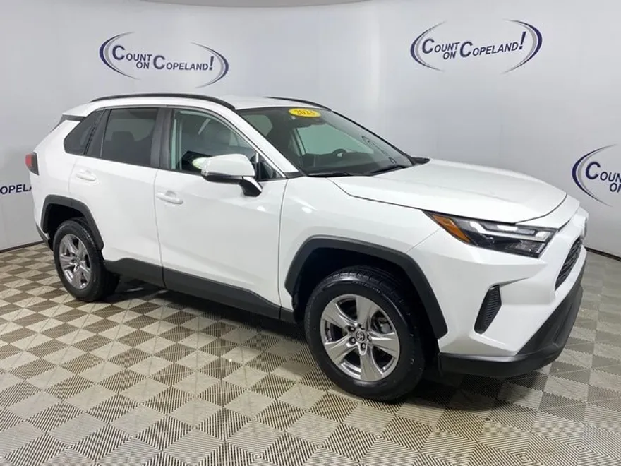 2023 Toyota RAV4 XLE photo 1