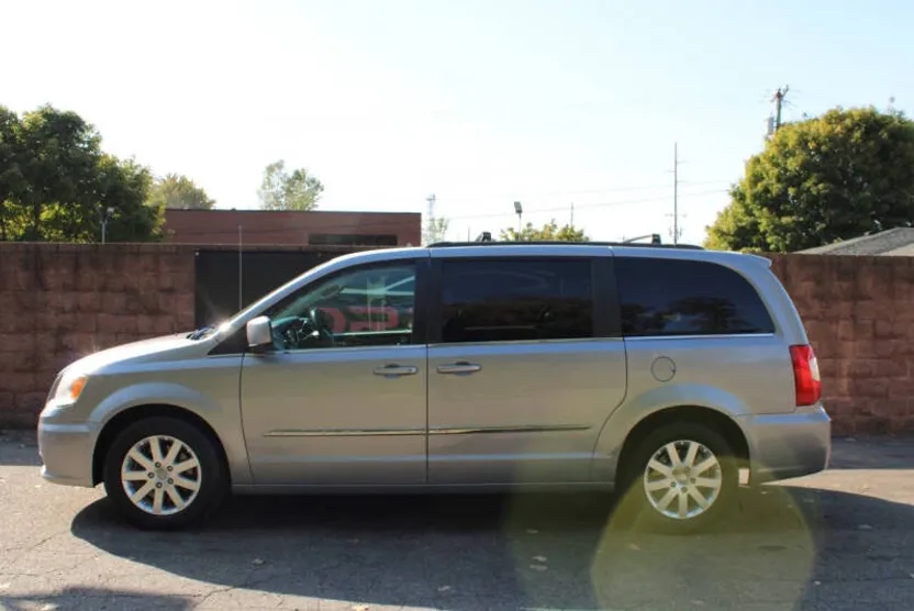 2013 Chrysler Town & Country Touring photo 1