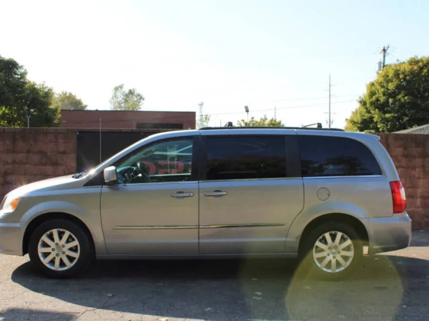 2013 Chrysler Town & Country Touring photo 1