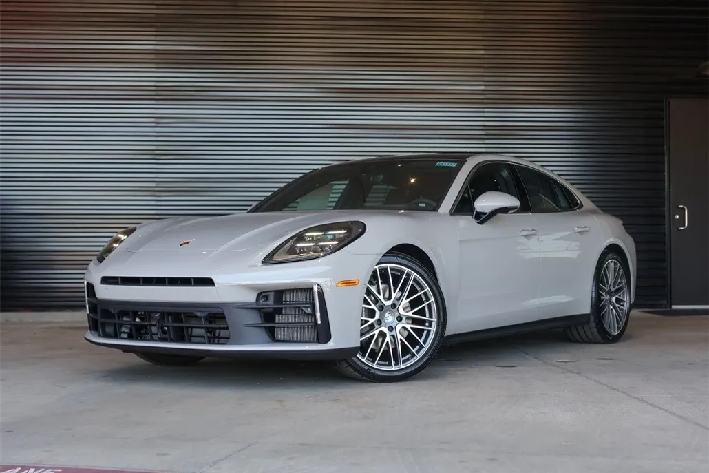 2025 Porsche Panamera 4 photo 1