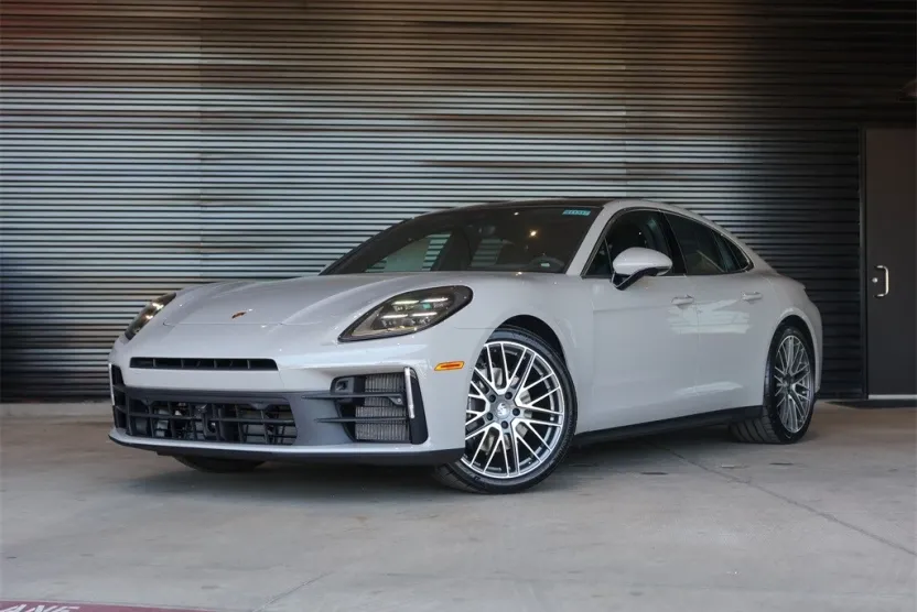 2025 Porsche Panamera 4 photo 1