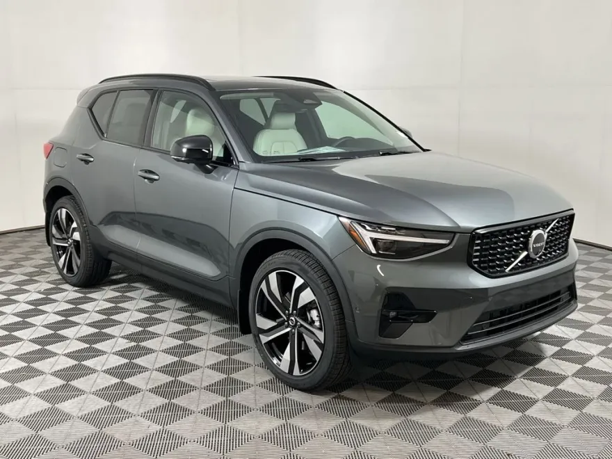 2026 Volvo XC40 photo 1