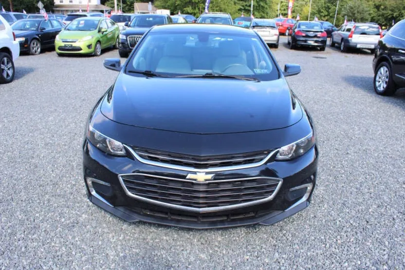 2017 Chevrolet Malibu 1LT photo 1