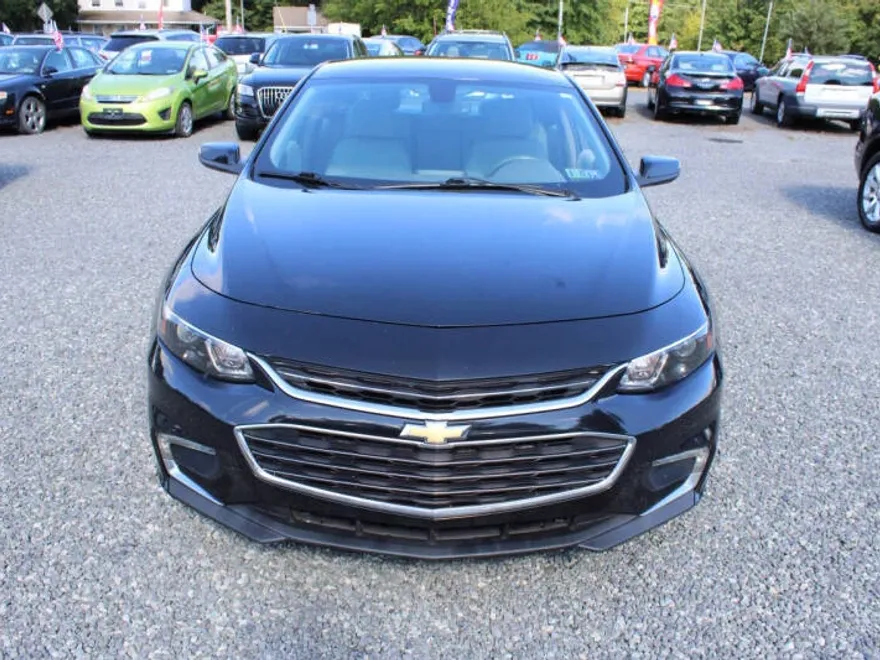 2017 Chevrolet Malibu 1LT photo 1