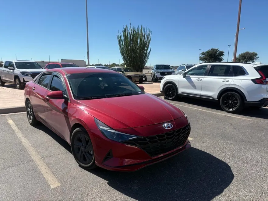 2022 Hyundai Elantra SEL Convenience photo 1