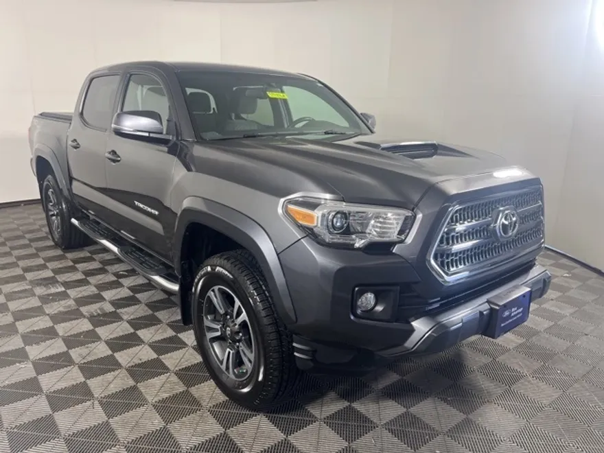 2017 Toyota Tacoma TRD Sport photo 1