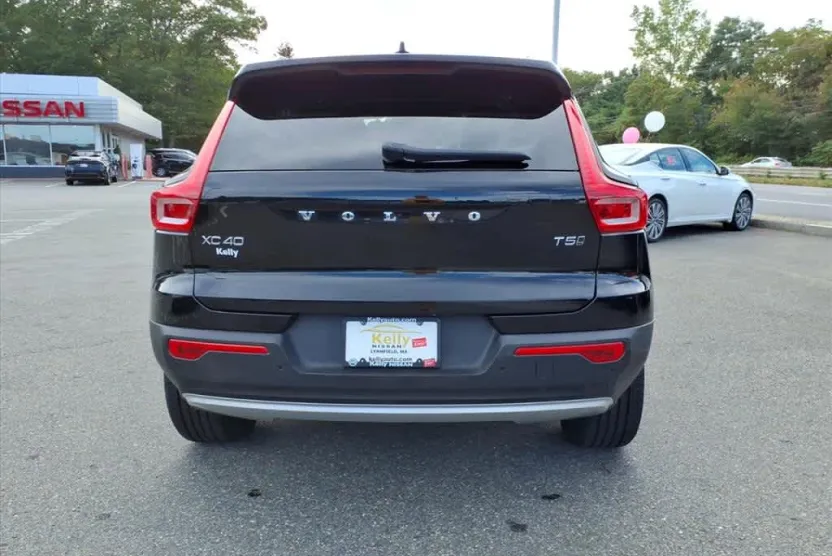 2019 Volvo XC40 R-Design Momentum photo 1